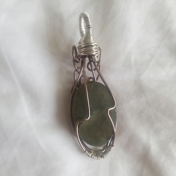 Minimalist Labradorite Pendant - Picture 7 of 7